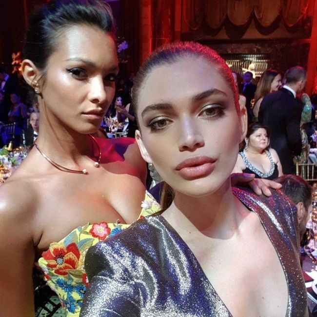 Valentina taking a selfie with fellow Brazilian model Lais Ribeiro in 2017