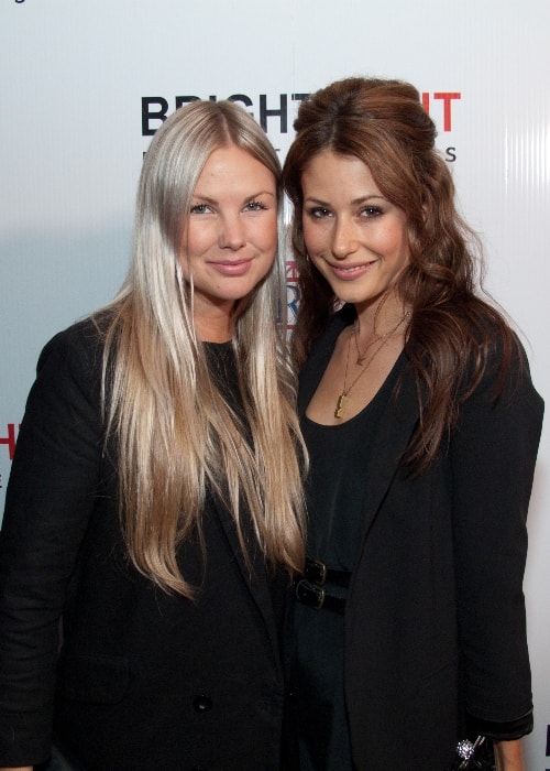 Amanda Crew (Right) as seen while posing for a picture along with model Jessica Olafson in October 2009