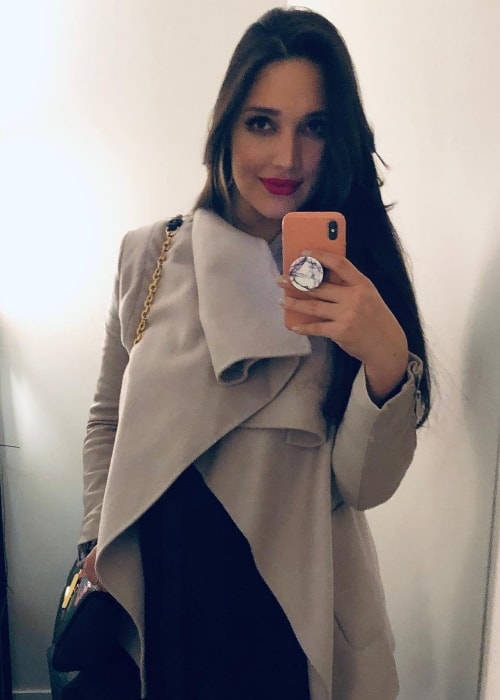 Amelia Vega as seen while clicking a mirror selfie in December 2018