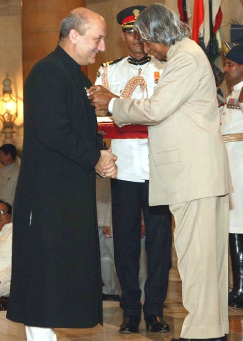 Anupam Kher receiving the Padma Shri Award from Dr. A.P.J Abdul Kalam in June 2004