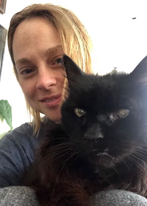 Fiona Dourif with her pet cat in May 2019