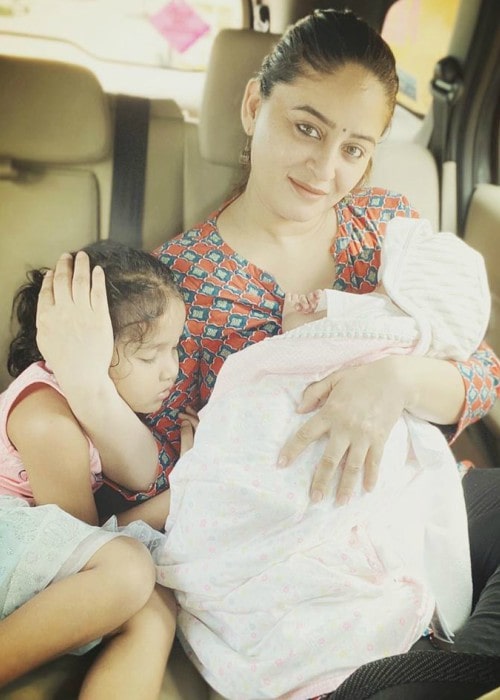 Mahhi Vij with her daughters as seen in October 2019