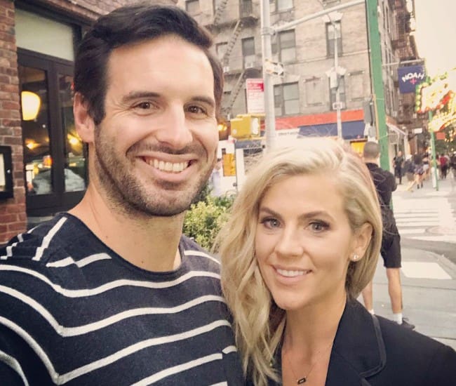 Samantha na te denken en Christian Ponder zoals te zien is in September 2019