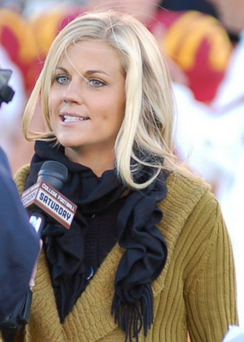 Samantha Ponder entrega un informe para Fox College Sports network en octubre de 2010