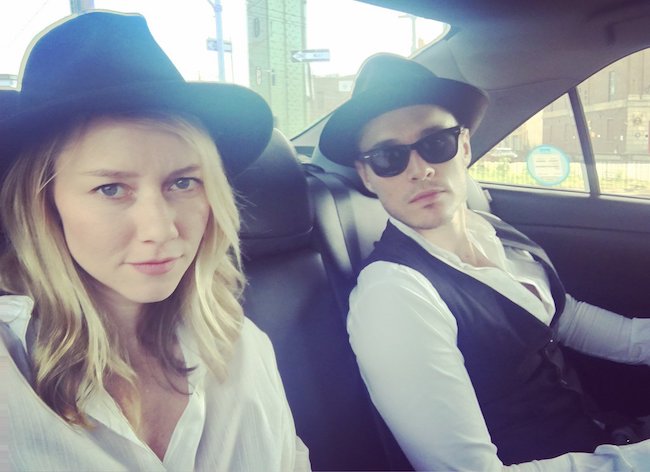 Valorie Curry con Sam Underwood en un selfie en el coche en junio de 2018