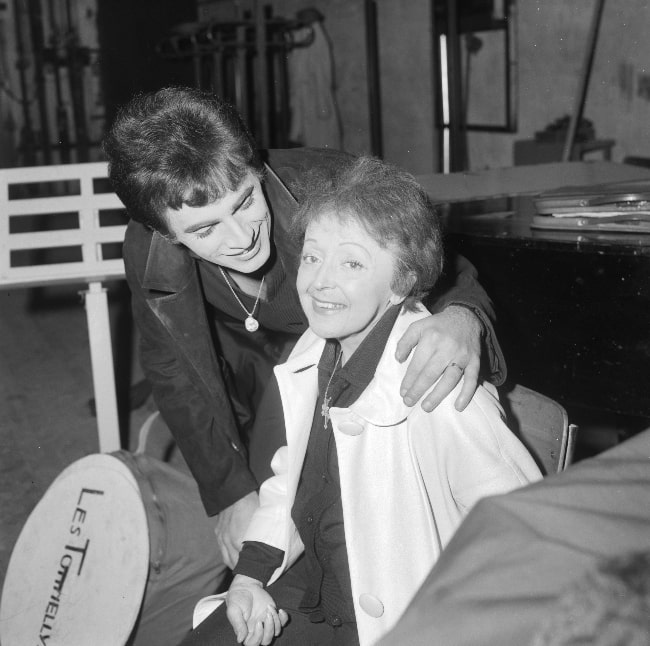 Édith Piaf as seen in a picture along with Théo Sarapo in December 1962