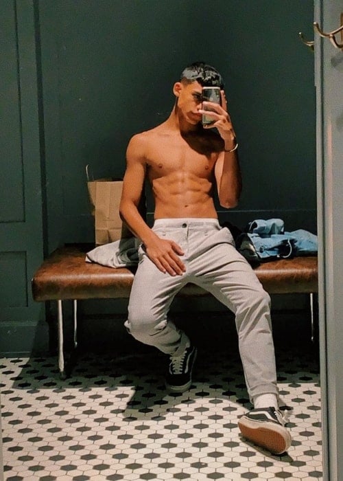 Alejandro Rosario as seen while taking a mirror selfie showing his toned physique in Athens, Greece in 2019