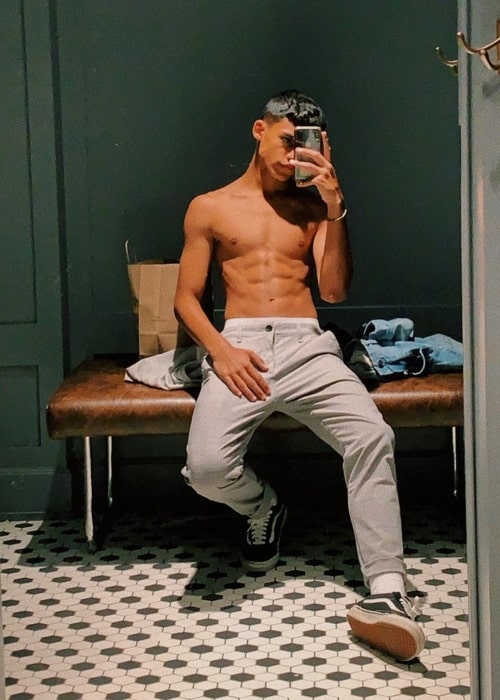 Alejandro Rosario as seen while taking a mirror selfie showing his toned physique in Athens, Greece in 2019