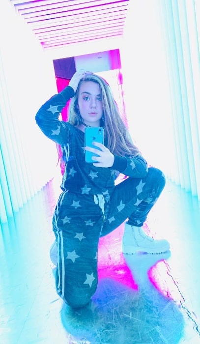 Alyssa de Boisblanc as seen while taking a mirror selfie in 2019
