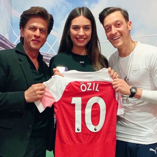 Amine Gülşe as seen while posing for a picture along with Mesut Özil (Right) and the popular Indian actor, film producer, and television personality, Shah Rukh Khan, in 2019