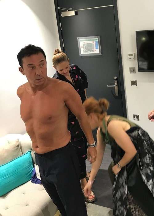 Bruno Tonioli așa cum se vede într-o imagine fără cămașă făcută în culise în timp ce se pregătește pe platoul de dans Strictly Come în noiembrie 2019