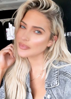 Kelly Kelly Height, Weight, Age, Boyfriend, Family, Facts, Biography