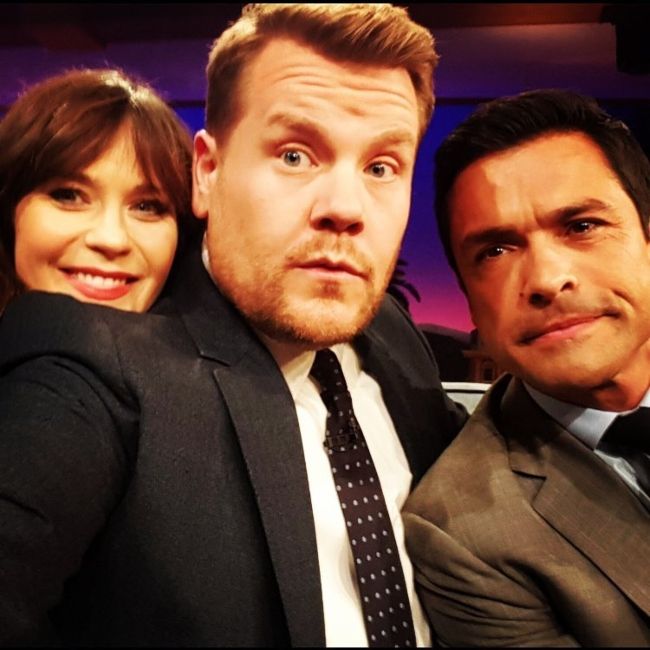 Mark Consuelos y Zooey Deschanel tomándose un selfie con James Corden en su programa de entrevistas en noviembre de 2016