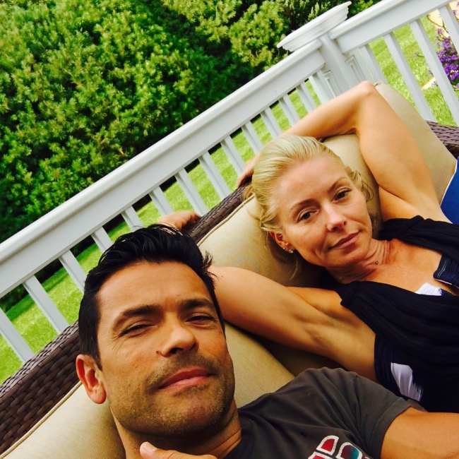 Mark e sua esposa Kelly Ripa como visto em outubro 2017