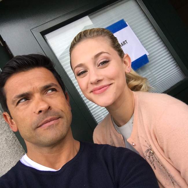 Mark visto con su coestrella de Riverdale Lili Reinhart en mayo de 2017