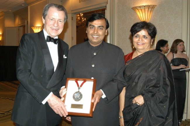 Mukesh Ambani (Center) receiving the Asia Society Leadership Award in May 2004