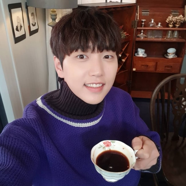 Sandeul as seen while taking a selfie in January 2019