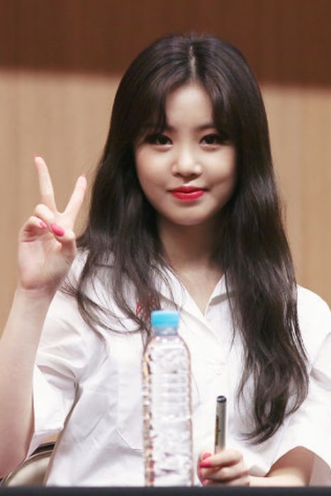 Seo Su-jin as seen while posing for a picture at Dangsan Fansign on May 18, 2018