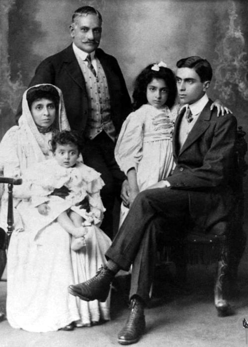 Swarup Rani Nehru in a picture taken in London in between 1907 to 1910 with her daughter Krishna Kumari (Left), her husband Motilal Nehru, daughter Vijaya Lakshmi Pandit (Right), and son Jawaharlal Nehru