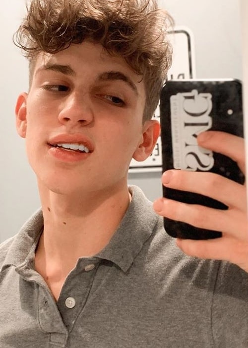 Vinnie Hacker taking mirror selfie in October 2019