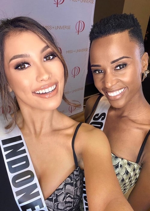 Zozibini Tunzi (Right) as seen while smiling in a selfie along with Frederika Alexis Cull in November 2019