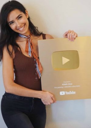 ASMR Glow Height, Weight, Age, Boyfriend, Family, Facts, Biography