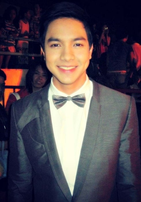 Alden Richards as seen while smiling in a picture taken during the 2011 Yahoo OMG! Awards Night in November 2011