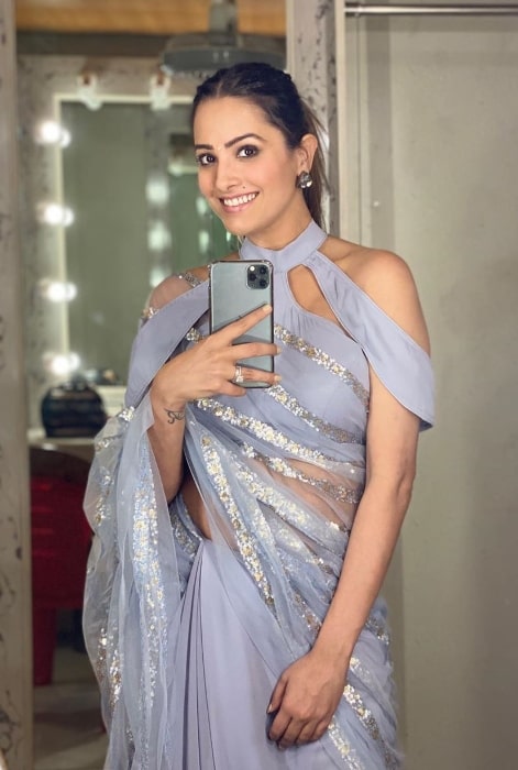 Anita Hassanandani as seen while smiling in a mirror selfie in December 2019