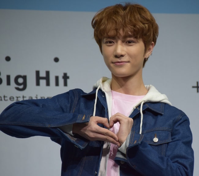 Beomgyu as seen while posing for a picture at Tomorrow X Together's debut showcase in March 2019