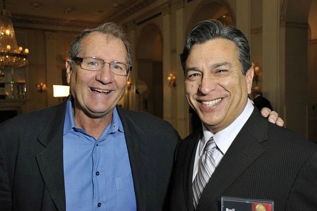 Ed O'Neill (a Sinistra) e Raúl Garza come si è visto nel Maggio 2010'Neill (Left) and Raúl Garza as seen in May 2010