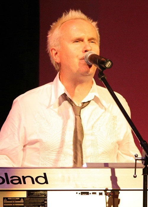 Howard Jones performing at the Sellersville Theater in July 2008