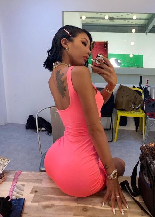 Jessi as seen while taking a mirror selfie in September 2019