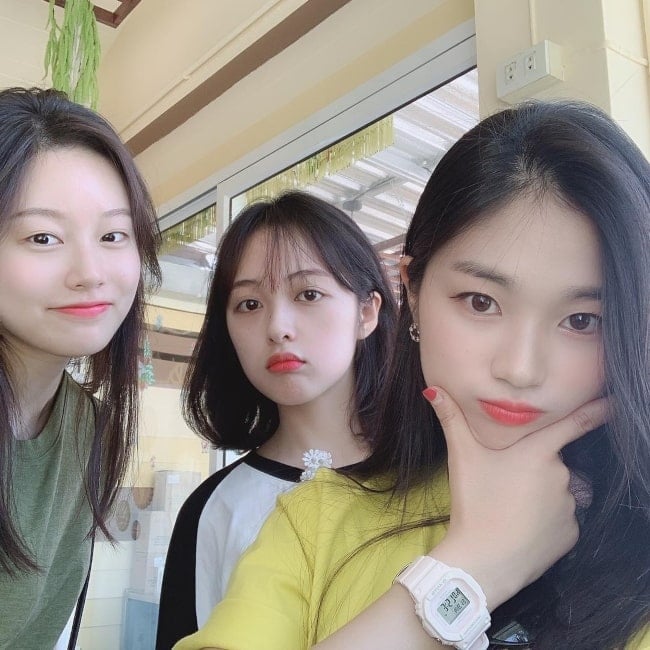 Kim Bo-ra as seen in a selfie taken with actress Kim Hye-yoon and actress Park Yoo-na in February 2019
