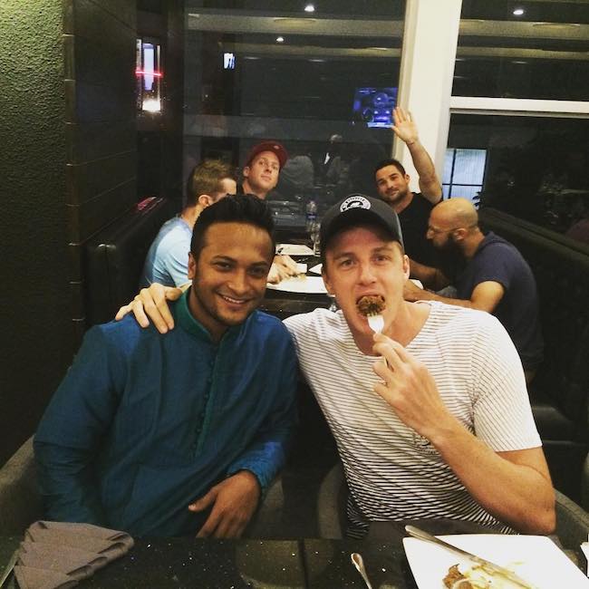 Morne Morkel with Shakib Al-Hasan at his restaurant in July 2015