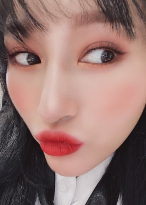 Siyeon as seen in a close up picture that was uploaded to her fan page account in December 2019