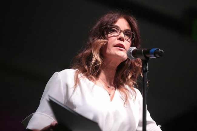 Teri Hatcher speaking with attendees at the 2019 Arizona Ultimate Women's Expo