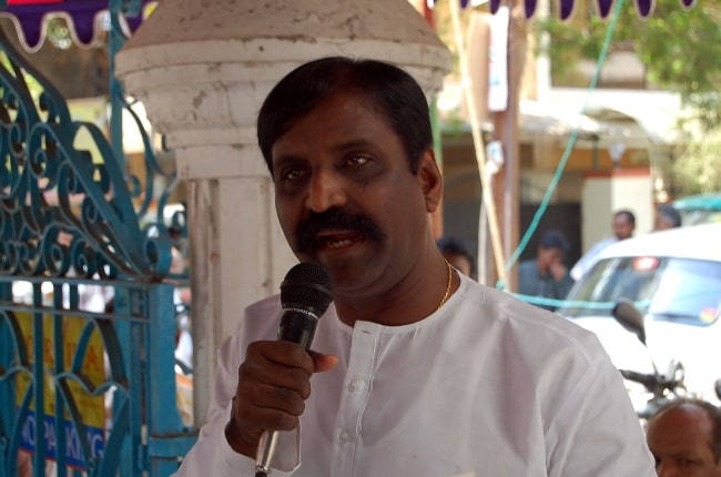 Vairamuthu at alaigal book shop as seen in 2007