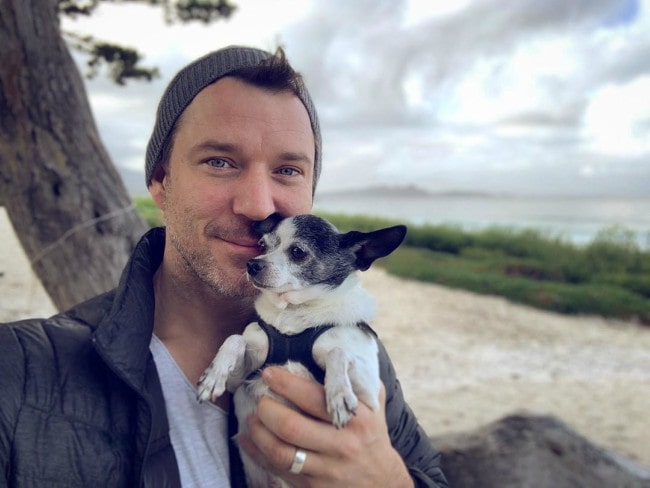 Wil Traval with his dog as seen in December 2019