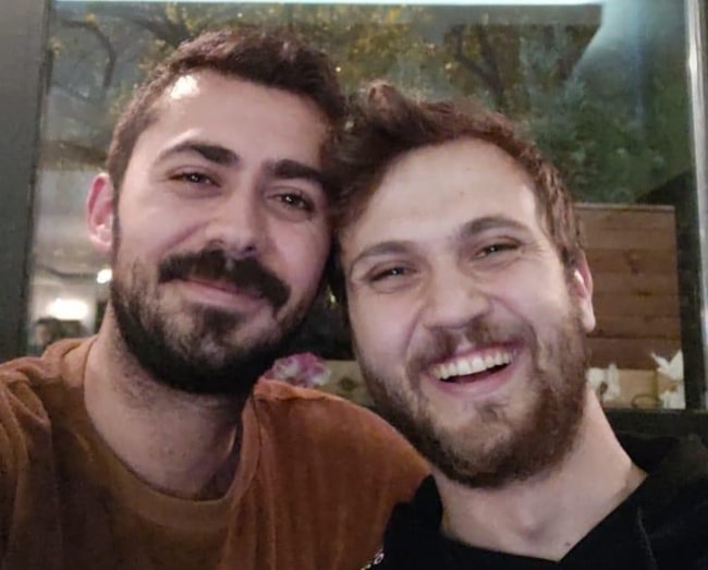 Aras Bulut İynemli (Right) as seen while smiling in a selfie alongside Cem Yücebağ in November 2018