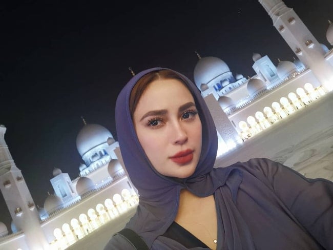 Arci Muñoz as seen while taking a selfie at Sheikh Zayed Mosque in Abu Dhabi, United Arab Emirates in November 2019