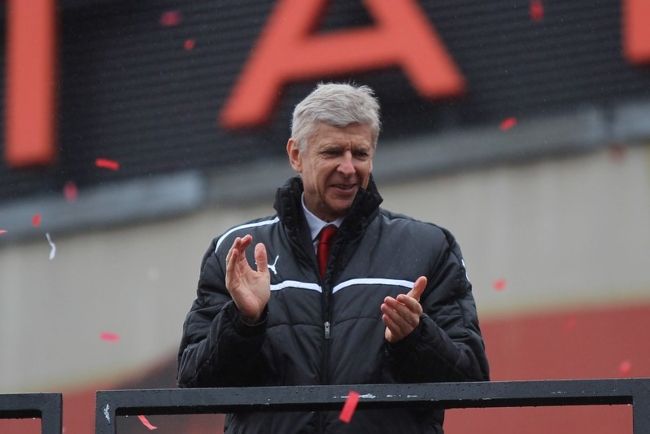 Arsène seen during Arsenal's FA Cup Parade in 2015