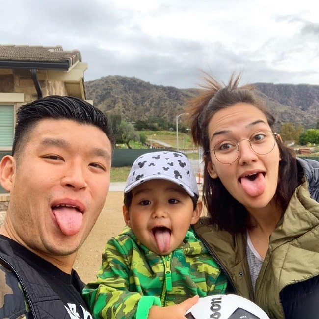Bart Kwan s rodinou, jak je vidět v prosinci 2019