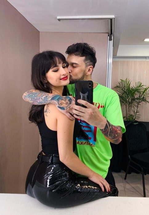 Billy Crawford taking a mirror selfie along with Coleen Garcia at Smart Araneta Coliseum in Quezon City, Philippines in April 2019