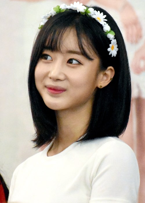 Daye (Kim Hyeon-jeong) smiling at a fan-sign event at the Gimpo International Airport branch Lotte Mall on August 26, 2018