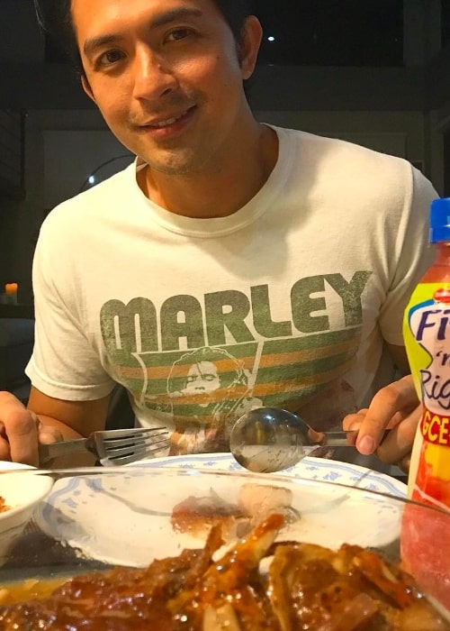 Dennis Trillo as seen while enjoying his meal in April 2017