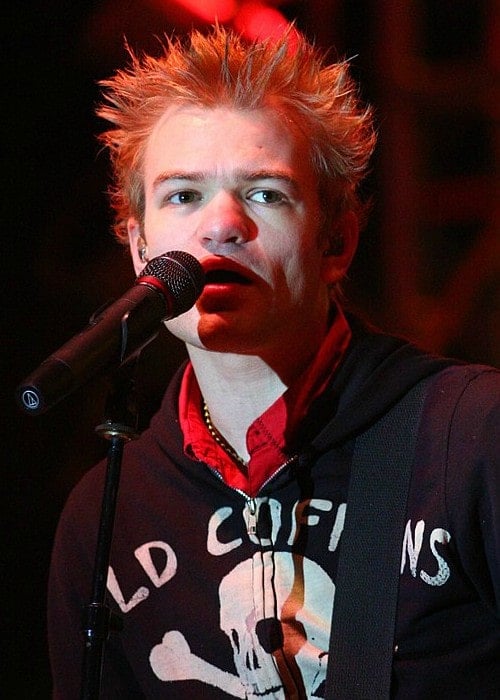 Deryck Whibley during a performance in January 2008