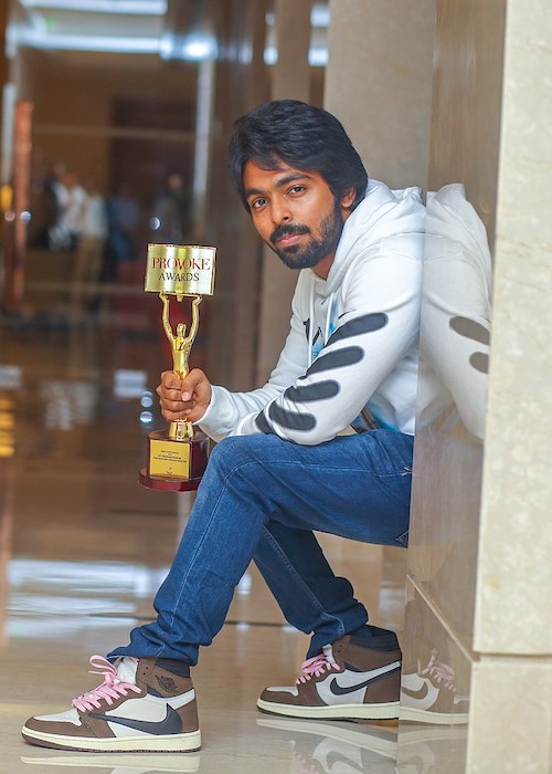 G. V. Prakash Kumar showing his Provoke Magazine's Best Actor Award Trophy which he won for Sarvam Thaalamayam in 2019