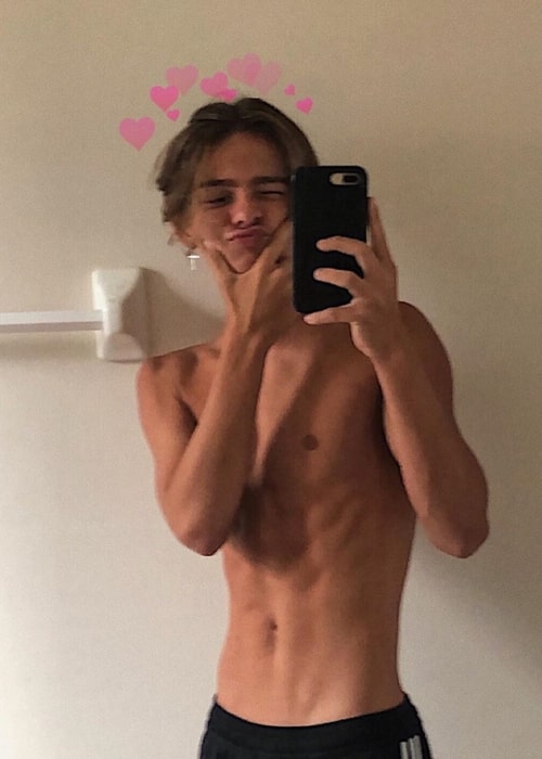 J4kst3r as seen in a shirtless selfie taken in November 2019