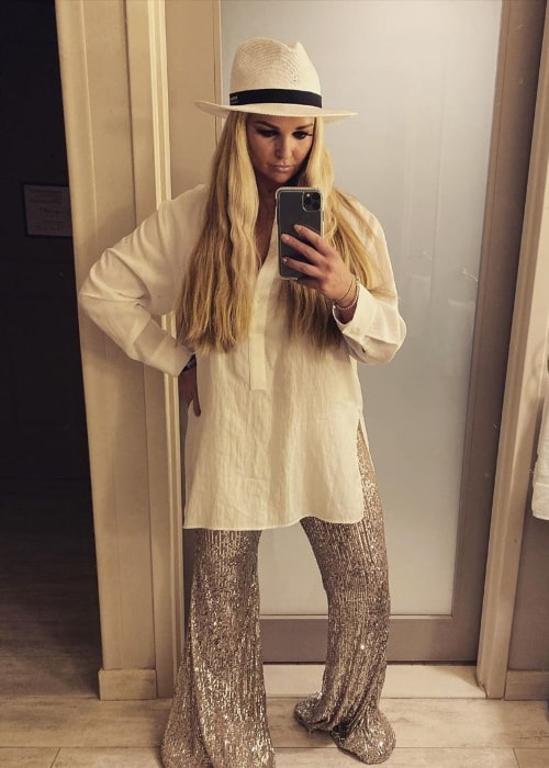 Jennifer Ellison clicking a mirror selfie at Universal Orlando Resort in Florida, United States in January 2019