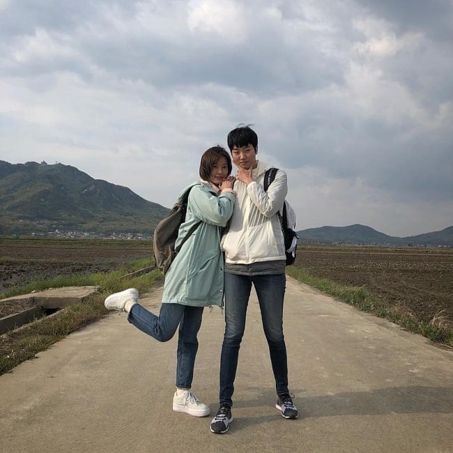 Jung Yu-mi (Left) as seen while posing for a picture in May 2018